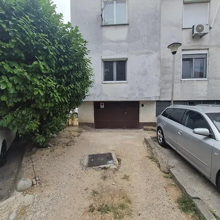 Apartment Boulevard Free Garage Parking *